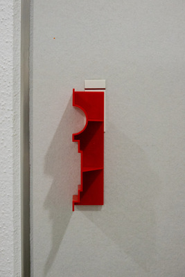 Der Wandanschluss wird lotgerecht ausgerichtet. Die Montagehilfe, die entlang des Profils fixiert wird, erleichtert später das korrekte Platzieren des Profils.