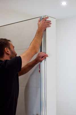 Das Wandanschlussprofil wird dank der Montagehilfe ganz einfach an der gewünschten Stelle platziert.