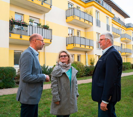 Wie Sandra Albrecht (Mitte) von der EVM Berlin berichtet, hat sich die JAZ um 6 eingependelt. Entsprechend überzeugt ist Vorstand Torsten Knauer (re.) von der Lösung. Damit haben sich die Prognosen von Patrick Faika (li.) von Stiebel Eltron in der Praxis bestätigt.