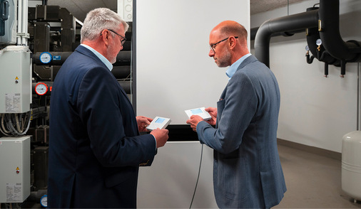 Patrick Faika (re.) von Stiebel Eltron demonstriert Torsten Knauer (li.), wie er die aktuellen Werte der Wärmepumpenanlage auslesen kann.