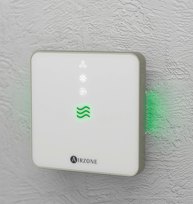 Der AirQ Sensor verbessert die Luftqualitätsmessung. Das Gerät verbindet Über­wachung und Steuerung für eine optimale Luftqualität in den Innenräumen. ­Dabei wird die Ionisationstechnik des Systems mit einer intelligenten Ansteuerung der Lüftungsanlage kombiniert.