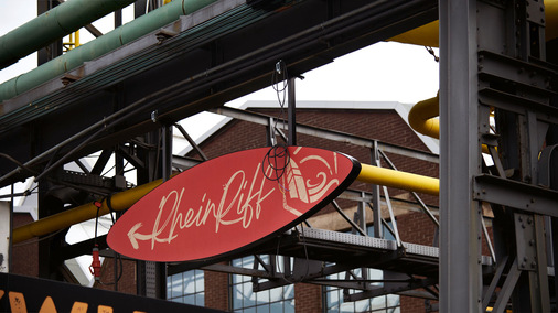 Für den Umbau der ehemaligen Schmiedehalle in eine Surf- und Eventhalle hat das Start-up einen höheren 7-stelligen Betrag investiert.