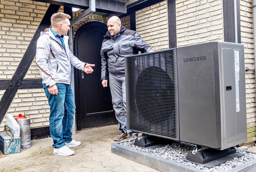 Eike Hormann (G.U.T. August Brötje KG) und Ruven Hanke vom installierenden SHK-Betrieb Hoppe begutachten das Werk.