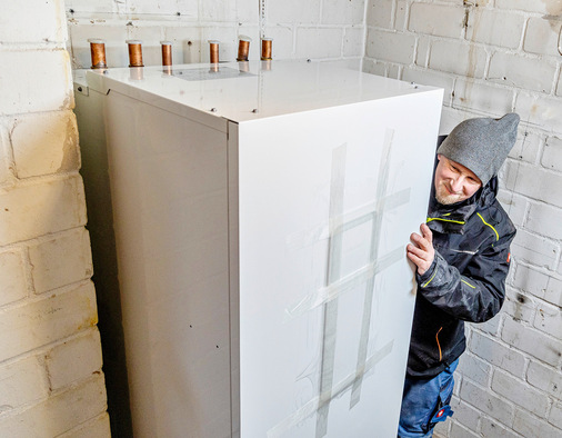Der Aufstellraum im Keller ist im Altbau knapp bemessen: Arbeiten auf engstem Raum.