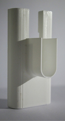 Eine mit ­Magneten versehene Abdeckung als Einzelstück aus dem 3D-Drucker für die Befestigung eines Heizkörpers.