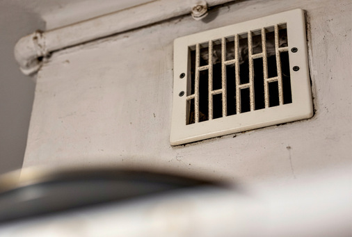 Konvektionsgetriebene Lüftung in einem alten Bad.