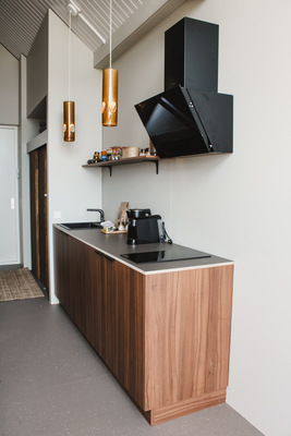 Die geschmackvolle Einrichtung sowie der dezente Luxus und Komfort schaffen eine warme, einladende Atmosphäre. Jedes Strandhaus ist zudem mit einer Designer-Küchenzeile mit edler Keuco Edition 400 Armatur in Schwarzchrom ausgestattet.