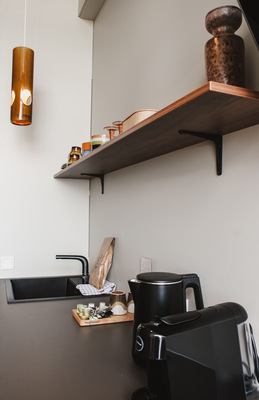 Die geschmackvolle Einrichtung sowie der dezente Luxus und Komfort schaffen eine warme, einladende Atmosphäre. Jedes Strandhaus ist zudem mit einer Designer-Küchenzeile mit edler Keuco Edition 400 Armatur in Schwarzchrom ausgestattet.