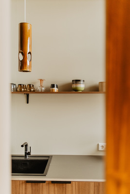 Die geschmackvolle Einrichtung sowie der dezente Luxus und Komfort schaffen eine warme, einladende Atmosphäre. Jedes Strandhaus ist zudem mit einer Designer-Küchenzeile mit edler Keuco Edition 400 Armatur in Schwarzchrom ausgestattet.