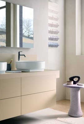 Doppelspiel: Abgestimmt für ein harmonisches Miteinander im Bad ist der kompakte Waschplatz mit zwei Aufsatzbecken.