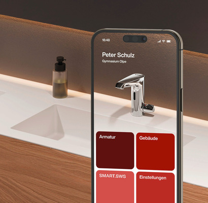 Die per App programmierbare Armaturengeneration E² von Schell verfügt über einen ToF-Sensor. Der optische Sensor sendet ein Lichtsignal aus, das von einem Objekt reflektiert wird. Die Zeit, die das Licht benötigt, um zum Sensor zurückzukehren, wird gemessen und in eine Entfernung umgerechnet. Befindet sich ein Objekt in einer bestimmten Position zur Armatur, löst sie aus.