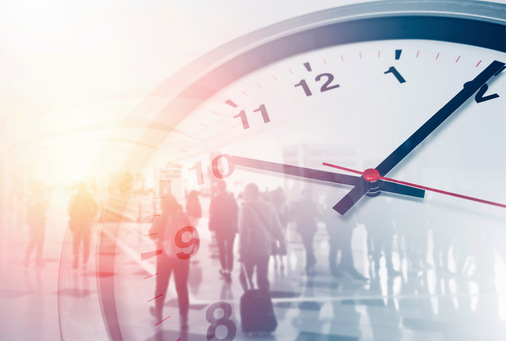 Von der Mehrarbeit sind die Überstunden zu unterscheiden. Damit ist die Arbeitszeit gemeint, die über die vertraglich vereinbarte oder ­tarifrechtliche regelmäßige Arbeitszeit hinausgeht.