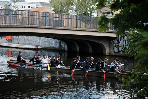 Die Starter Camp-Teilnehmer beim Drachenbootfahren