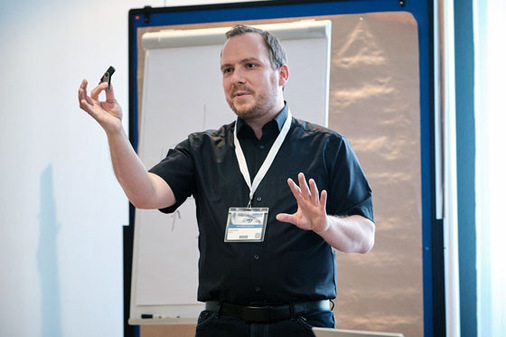 Tobias Scheible, Dozent für Cyber Security und IT-Forensik, führte die Teilnehmenden in die Welt der Cyberkriminalität ein.