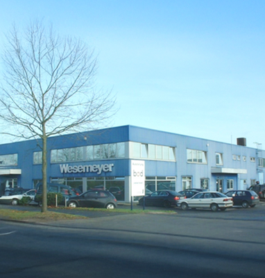 Der Neubau auf dem eigenen Firmengelände im Industriegebiet Ahrensburg Nord wird 1980 fertiggestellt. Es folgen die Aufnahme des Heizungssortiments, die Errichtung einer Werkstatt für Sonderabkantungen im Dachbereich sowie die Eröffnung der Küchen- und Badausstellung in Ahrensburg.
 
1990: Mit dem Fall der Berliner Mauer ergeben sich neue Absatzmärkte im Osten. Wesemeyer eröffnet in den folgenden Jahren 5 Standorte in Mecklenburg-Vorpommern (Schwerin, Greifswald, Bad Doberan, Waren, Wismar) und einen weiteren in Hamburg-Osdorf.