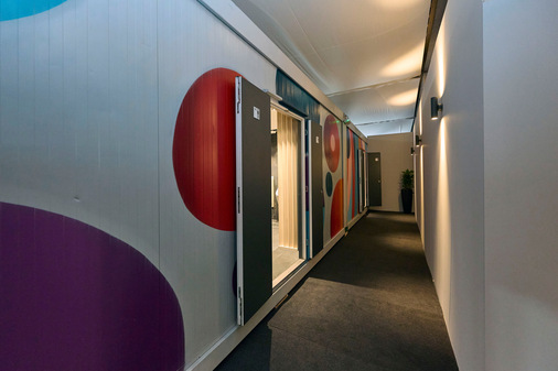 Eingang eines der vier hochwertigen, mobilen Sanitärcontainer.