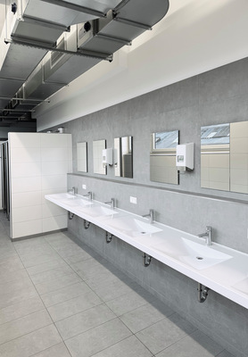 Maßgefertigter Waschtisch Varius aus Miranit mit Einhebelmischern F5.