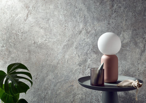 Das Dekor Naturstein, Silber-Grau, ist mit seinen harmonischen Grautönen ideal für ein modernes, urbanes Baddesign geeignet.