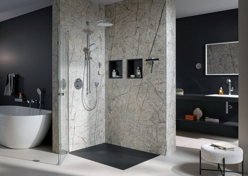 Mit den RenoDeco Platten in Naturstein, Tundra-Greige, ziehen warme Erdtöne mit feinen, lebendigen Aderungen ins Bad ein.