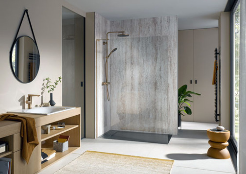 Das Dekor Naturstein, Travertin-Taupe, kreiert eine behagliche, südeuropäische Atmosphäre in jedem Badezimmer.