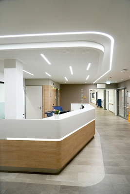 Moderner Empfangsbereich der Komfortstation des Klinikum Garmisch-Partenkirchen.
