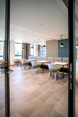 Die wohnliche Atmosphäre der Lounge in der Komfortstation lädt Patientinnen, Patienten und ihre Besucher zum Verweilen und gemütlichen Beisammensein ein.