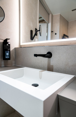 In den großzügigen Bädern sind Armaturen, Accessoires und Kosmetikspiegel von Keuco zu finden.