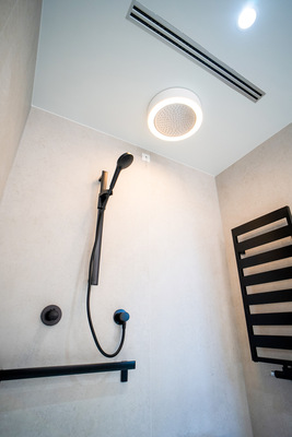 Der barrierefreie Duschbereich ist komfortabel, sicher und gleichzeitig äußerst stilvoll. Besonderes Highlight ist die Keuco Duschleuchte mit integrierter, großer Kopfbrause.