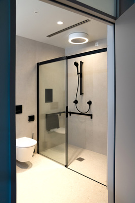 Der barrierefreie Duschbereich ist komfortabel, sicher und gleichzeitig äußerst stilvoll. Besonderes Highlight ist die Keuco Duschleuchte mit integrierter, großer Kopfbrause.