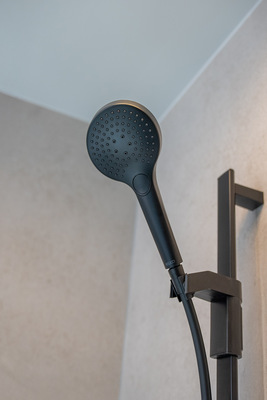 Den Brauseschieber kann man durch einfaches Drücken an der Rückseite mit nur einer Hand entriegeln und hoch oder nach unten verschieben. Auch die Brause lässt sich barrierefrei in dem Halter nach links und rechts drehen und kann in verschiedenen Positionen geneigt werden.