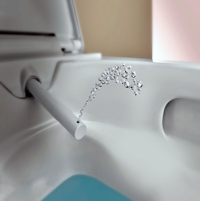Mit der wachsenden Verbreitung von Komfortprodukten im Bad, wie zum Beispiel dem Dusch-WC, gehört Strom zu einer vorausschauenden Badplanung dazu. Hier im Bild: Die WhirlSpray-Duschtechnologie des Geberit AquaClean Alba.