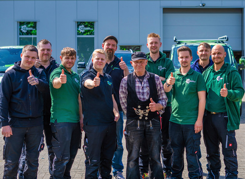 Ein interdisziplinäres Team: Dachdecker, Elektroinstallateure und natürlich SHKler ­arbeiten Hand in Hand.