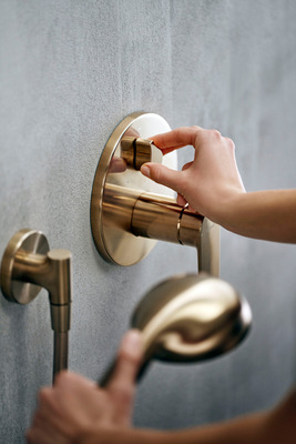 Der Wechsel vom Wanneneinlauf zur Brause erfolgt einfach und intuitiv per Drehgriff.