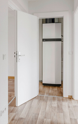 Abluft-Wärmepumpe Nibe S735, die eine Gas-Etagenheizung ersetzte und in einem kleinen Abstellraum einer MFH-Wohnung installiert wurde.