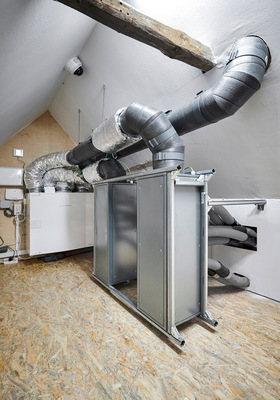 Von der KWL-Zentrale im Spitzboden erfolgt im Einfamilienhaus der kontrollierte Luftaustausch über das System „RAV-Control“ auf zwei Etagen.