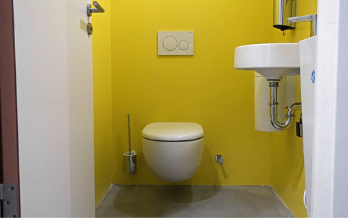 Alle WC-Spülungen im Haus erhalten Regenwasser. Die Handwaschbecken sind an die Trinkwasserleitung angeschlossen.