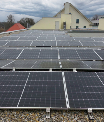 Photovoltaik auf dem Dach der Carderie. Der so erzeugte Strom wird im Haus für die gesamte Elektroinstallation der Mieter, ­Allgemeinbeleuchtung, Haustechnik inklusive Geothermie­wärmepumpen, Regenwasser- und Lüftungstechnik genutzt.