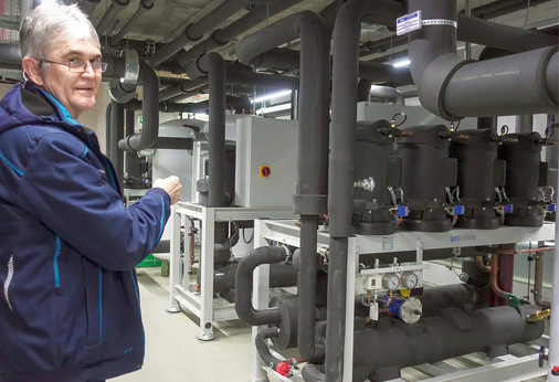 Wärmepumpenanlage im Untergeschoss der Carderie. Als Wärmequelle dienen ­Erdwärmesonden unter dem Gebäude. Im Sommer kann die Anlage bei Bedarf zum Kühlen über die Fußbodenheizung genutzt werden.