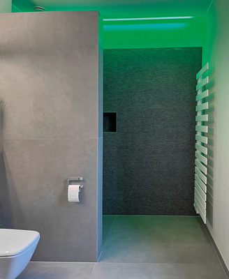 Das LED-Profil mit Farblichtwahl verstärkt die Wirkung der Dusche als eigene Zone.