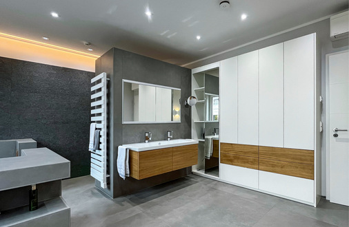 Die passgenauenMöbeleinbauten sind sie deckenhoch verbaut, beleuchtet und in Funktion und Material abgestimmt.