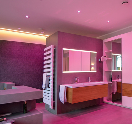 Wechselndes  Licht bietet die Möglichkeit, mit Farben den Raum in ein „anderes Licht“ zu tauchen und damit jeweils eigene Atmosphären zu schaffen.