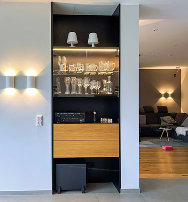 Die Licht- und Möbelgestaltung im Bad wurde auch in den restlichen Räumen aufgegriffen.