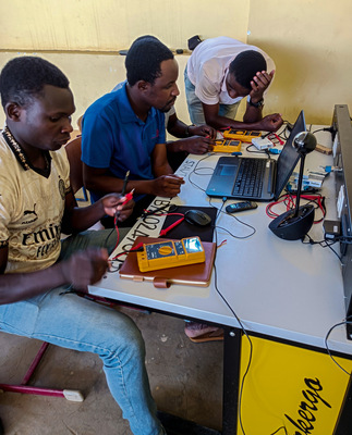 Per Mausklick nach Deutschland: Gewerbelehrer in Chala bereiten den Fachunterricht mit dem Technik-Team in Donaueschingen vor.