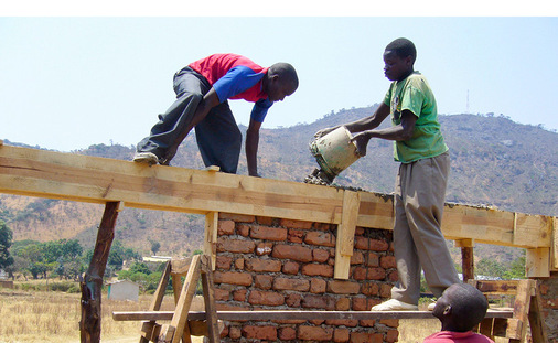 Echte Handarbeit: Die Klinkersteine wurden im Ort hergestellt, es arbeiteten nur Menschen aus der Gemeinde auf der Baustelle. Handwerk und Mittelstand sollen auch in Tansania einmal Pfeiler einer funktionierenden Gesellschaft werden.