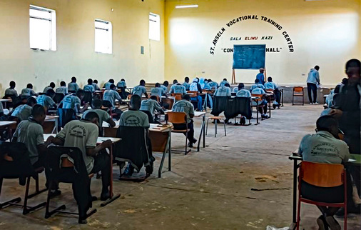 Nach zwei Jahren Ausbildung: Die bestandene Prüfung ist ein erster Beweis fürs Fachwissen – und kann zum Weiterlernen anspornen.