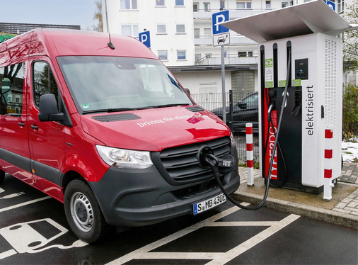 Wenn auf der Langstrecke nach etwa 300 km der Akku neue Energie benötigt, braucht der Schnelllader ca. eine halbe Stunde.