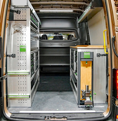 Ein Hochdach mit Stehhöhe 190 cm bietet viel Stauraum für eine Werkstatteinrichtung plus Material.