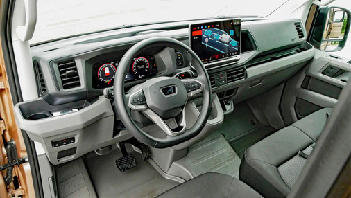 Mit etlichen Sicherheitsassistenten ist inzwischen auch ein digitaler Instrumententräger serienmäßig an Bord.