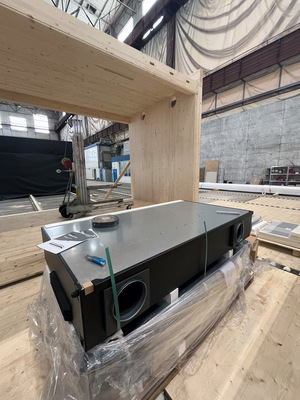 Der Einbau der Duplex Vent X-Lüftungsgeräte erfolgte in der Produktionshalle im Rahmen der werkseitigen Vorfertigung der Module. - © Airflow Der Einbau der Duplex Vent X-Lüftungsgeräte erfolgte in der Produktionshalle im Rahmen der werkseitigen Vorfertigung der Module.