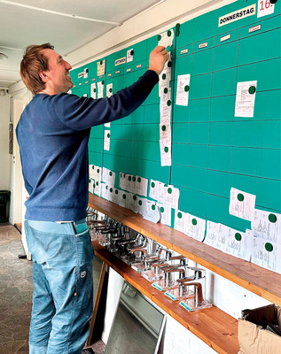 Silvio Bensch im Firmengebäude von „Hendrick Bensch, Sanitär, Heizung, Solar, Wartung“.